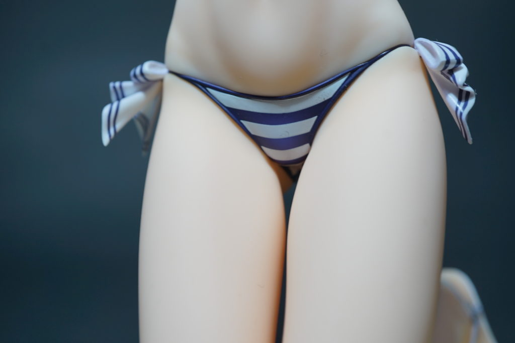 イラストのモデリングに使える冴えカノ加藤恵の際どい水着のフィギュアの太もも接写